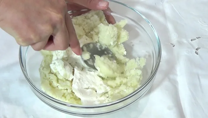 Mescolare il cavolfiore strizzato con la ricotta, il parmigiano e un pizzico di sale.