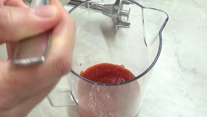 Preparare il condimento: frullare la passata di pomodoro con un pizzico di sale, origano e olio extravergine di oliva.