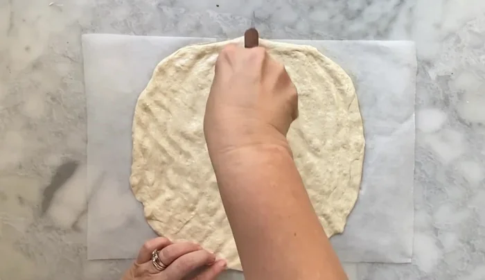Creare gli spicchi: Con un coltello o una rotella, incidere l'impasto a spicchi, senza arrivare al centro (176.33).