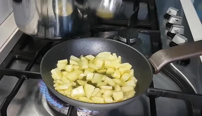 Aggiungere il brodo vegetale alla patata e cuocere per 6-7 minuti. (99.04)