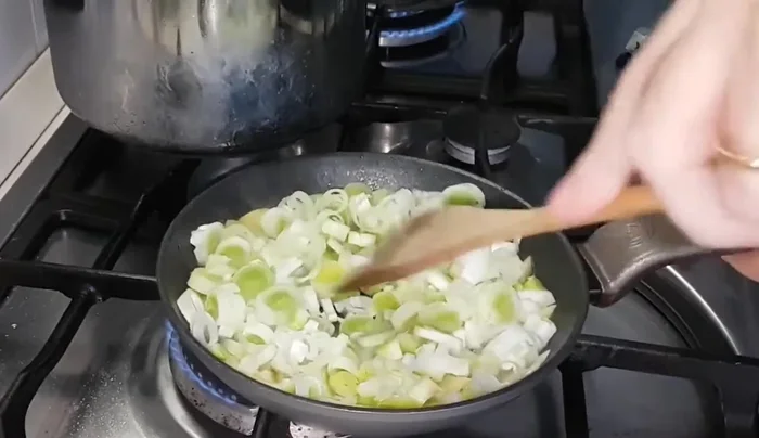 Aggiungere i porri alla patata, continuare la cottura aggiungendo brodo vegetale e aggiustando di sale. (104.119)