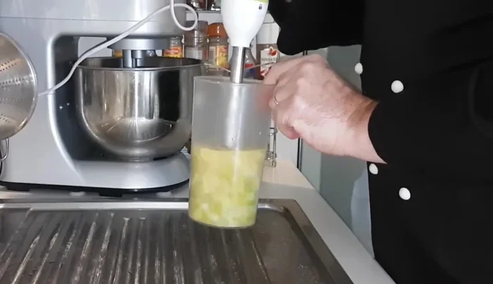 Frullare il composto di patata e porri con un mixer fino a ottenere una crema liscia, aggiungendo brodo vegetale se necessario. Aggiungere un po' di olio extravergine d'oliva taggiasco. (112.799)