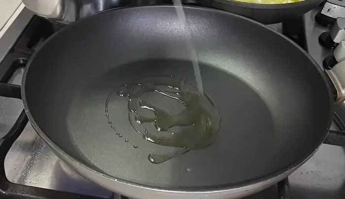 In una padella, soffriggere la salsiccia sbriciolata con un po' di olio e una testa d'aglio. (130.239)