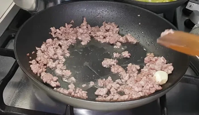 Aggiungere brodo vegetale alla salsiccia durante la cottura. Togliere l'aglio una volta cotta. (143.879)