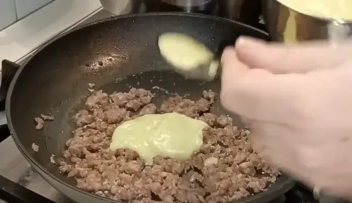 Aggiungere un po' di crema di porri alla salsiccia e far rosolare. (149.4)