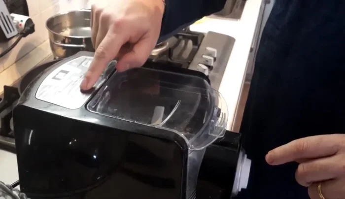 Preparare i tagliolini con una macchina per pasta (Master Pro o simile), usando farina, uova e un po' d'acqua. (155.56)