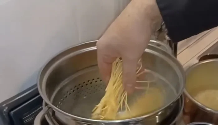 Cuocere i tagliolini in acqua bollente salata. (170.76)