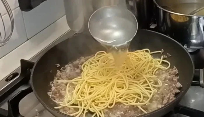 Scolare i tagliolini e mantecarli con il sugo di salsiccia, aggiungendo acqua di cottura e crema di porri. (173.319)