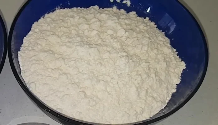 Preparare il brodo vegetale: pulire e tagliare sedano, carote e cipolla. Mettere in acqua fredda per almeno un'ora. (17.72)