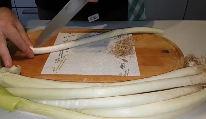 Pulire i porri, togliere la prima pellicina e tagliarli sottili. Mettere da parte una parte per marinare e una parte per la crema. (51.44)