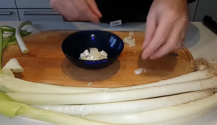 Marinare una parte dei porri con sale, pepe e olio extravergine d'oliva taggiasco per almeno un'ora. (66.4)