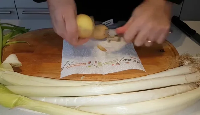 Pulire e tagliare la patata a fettine sottili. (76.479)