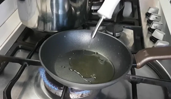 Cuocere la patata in una padella con olio extravergine d'oliva taggiasco. (88.119)