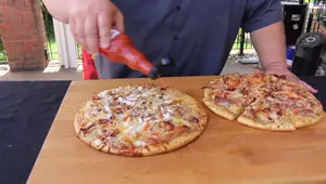 Pizza BBQ con Maiale Sfilacciato: Ricetta Griglia Veloce!