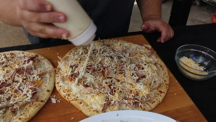 Aggiungere un filo di salsa in cima.