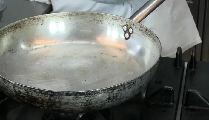 Cuocere le costolette in una padella con un po' d'olio fino a doratura.