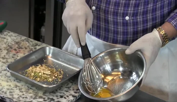 Preparare tre contenitori: uno con uova sbattute, uno con farina e uno con la miscela di semi (sesamo, papavero, mandorle tostate e pistacchio tritato).