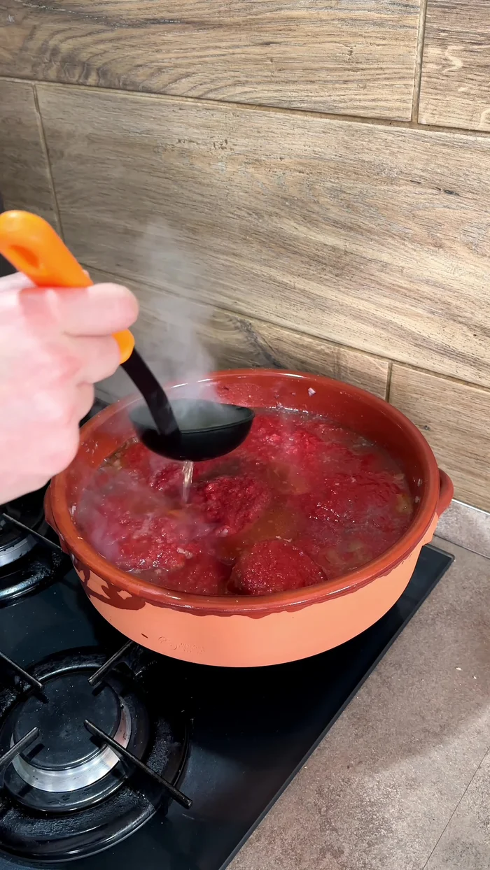 Aggiungere qualche mestolo di brodo vegetale bollente.