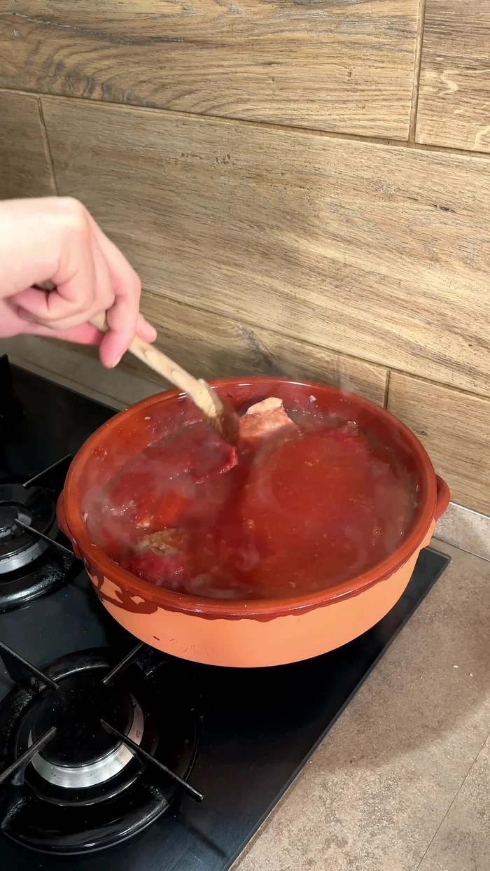 Cuocere per almeno un'ora a fiamma medio-bassa, aggiungendo altro brodo se necessario.
