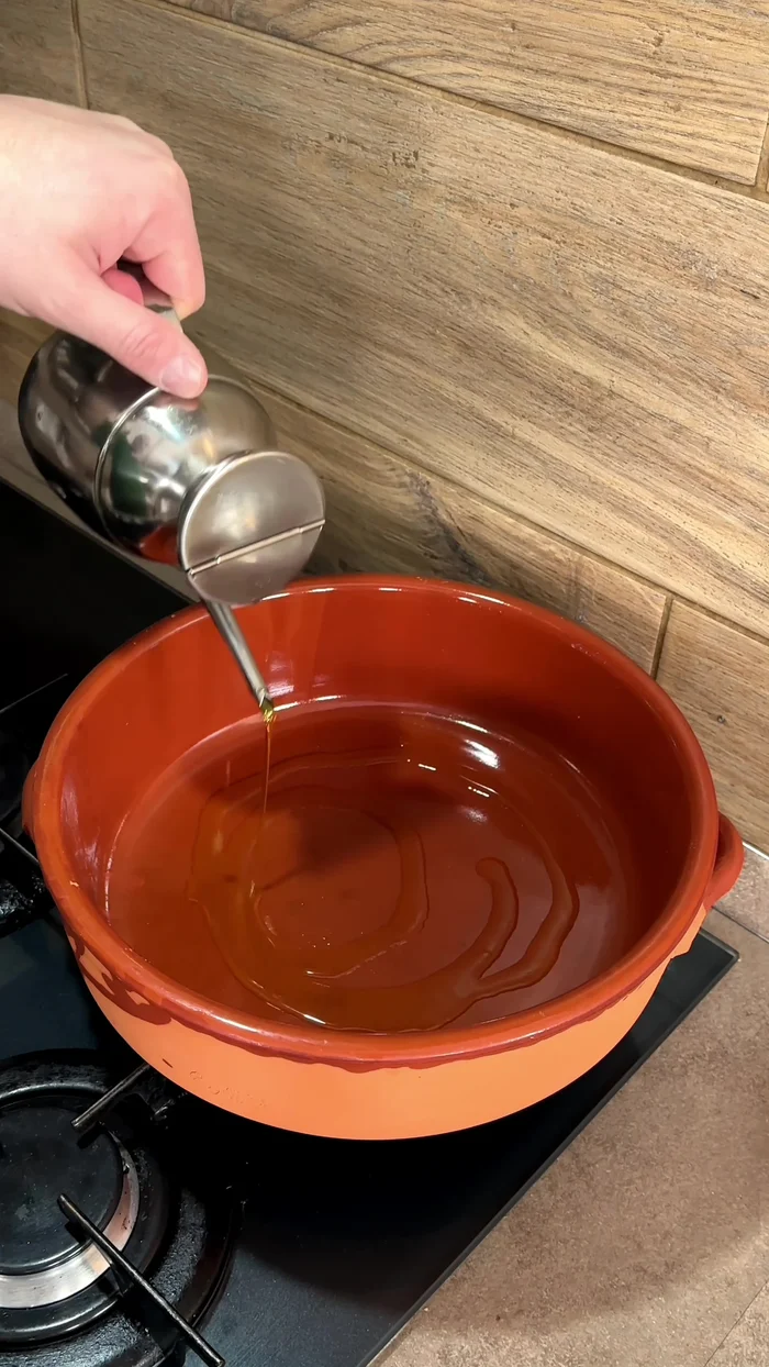 In un tegame, scaldare l'olio extravergine di oliva e rosolare le costine per un paio di minuti per lato.