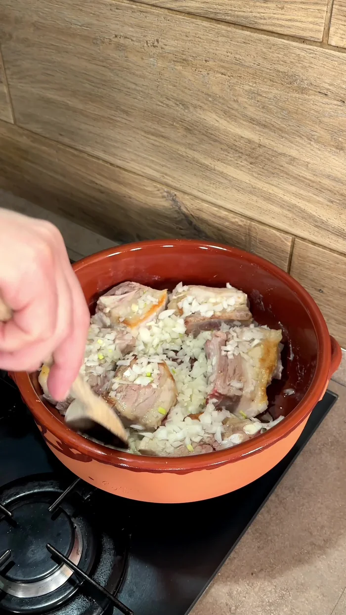 Sfumare con il vino rosso secco e lasciare evaporare a fiamma alta.