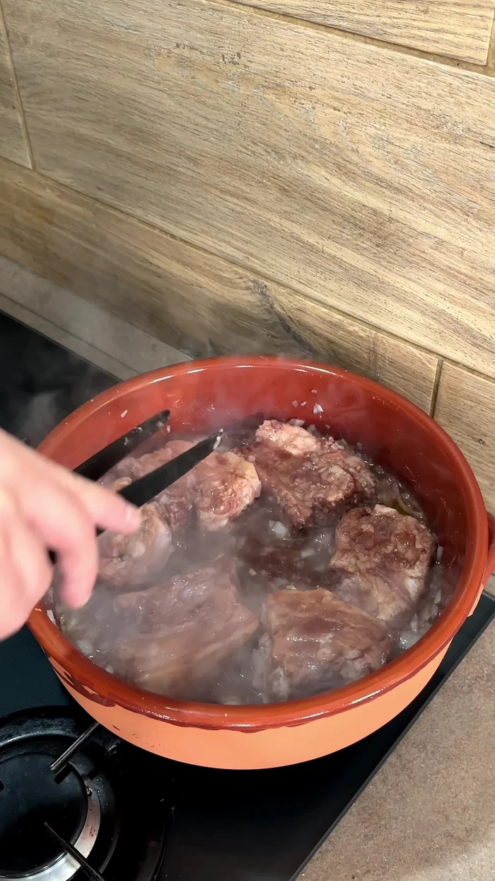 Aggiungere la passata di pomodoro (e un po' di brodo in più se si vuole preparare anche la pasta).