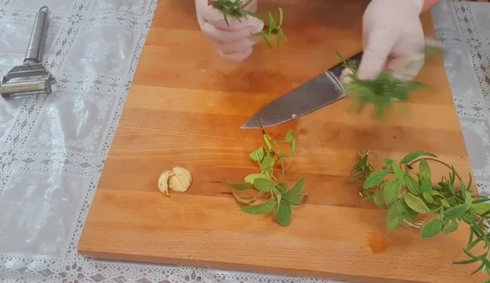 Tritare finemente salvia e rosmarino.