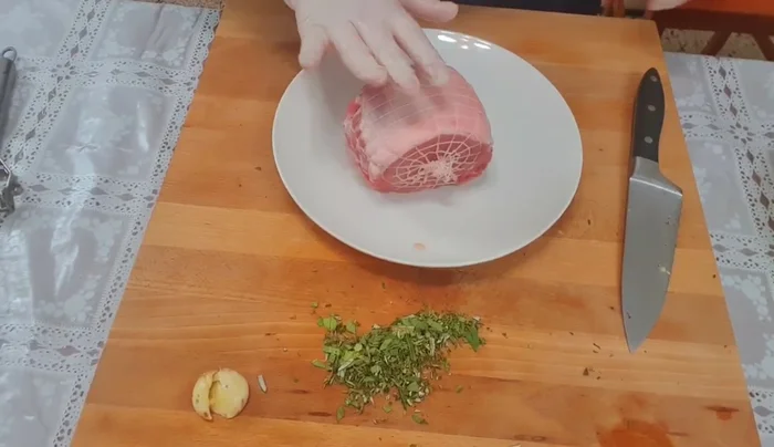 Salare e pepare l'arista da entrambi i lati, massaggiandola bene.