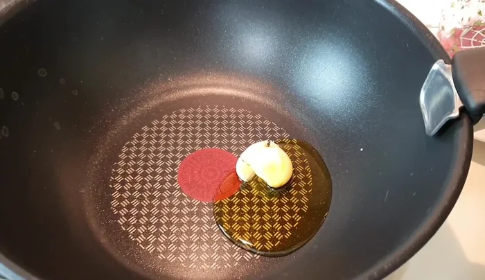 In una teglia con bordi alti, rosolare l'aglio e le erbe aromatiche con un filo d'olio.