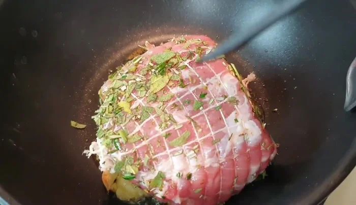 Sigillare l'arista in teglia su tutti i lati per evitare la fuoriuscita dei liquidi (reazione di Maillard).