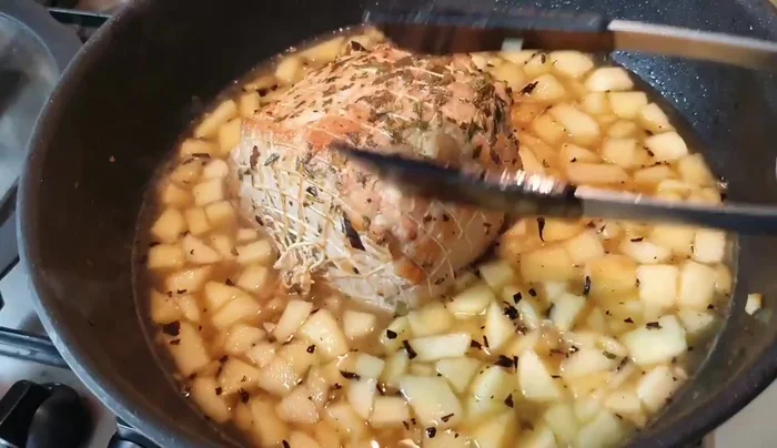 Coprire la teglia e lasciare cuocere per 40-50 minuti (o fino a raggiungere i 60-65°C al cuore con un termometro da cucina).