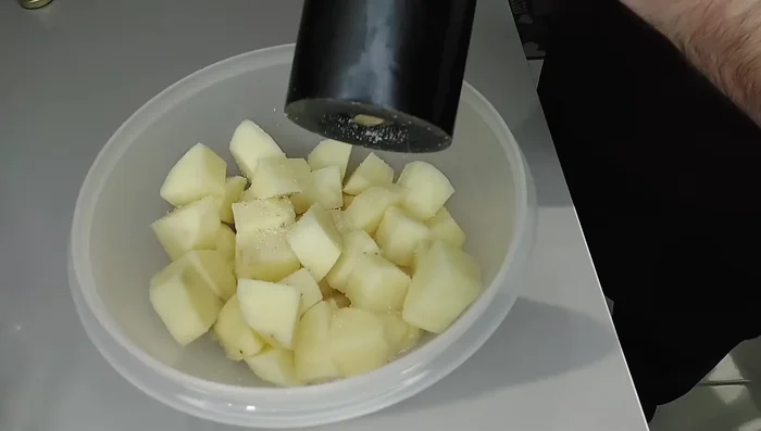 Condire le patate con sale, pepe, olio extravergine di oliva e rosmarino.