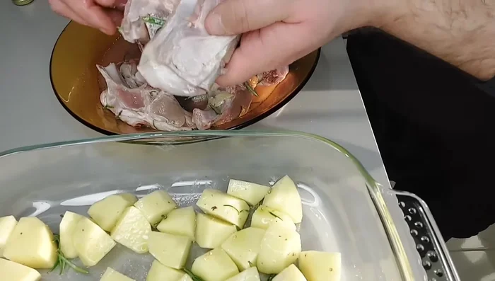 Togliere l'agnello dalla marinatura, eliminando gli ingredienti solidi (aglio, rosmarino, alloro).
