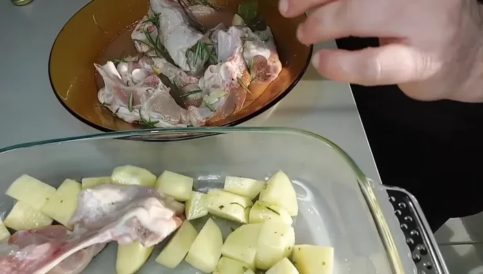 Sistemare le patate in una teglia da forno, quindi adagiare sopra i pezzi di agnello. Versare un po' di marinatura sulla carne e sulle patate.