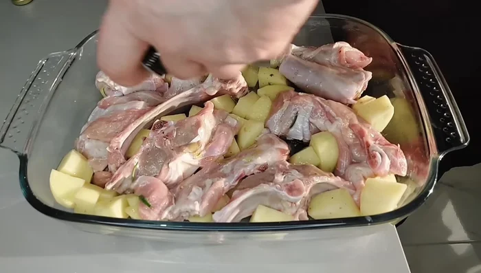 Irrorare l'agnello con un filo di olio extravergine di oliva.