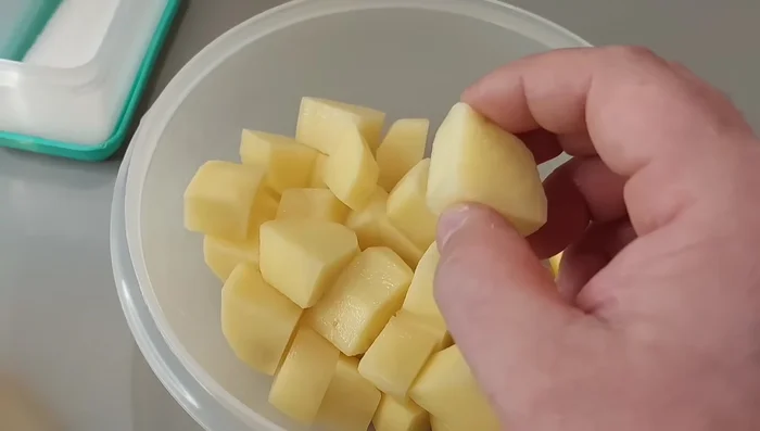 Tagliare le patate a cubetti grandi (circa 4-5 cm di lato).