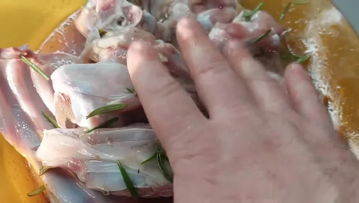 Preparare la marinatura: in una ciotola, mescolare vino bianco, olio extravergine di oliva, aglio a pezzi, alloro, rosmarino, sale e pepe. (Dosi precise disponibili nella descrizione del video)