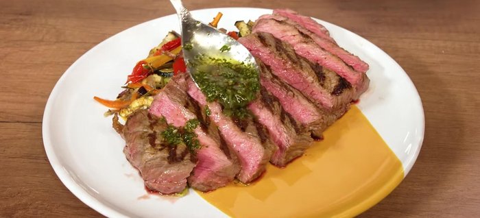 Impiattamento: Mettere le verdure alla base del piatto, appoggiare il controfiletto, allargare leggermente e condire con abbondante salsa chimichurri e fiocchi di sale.