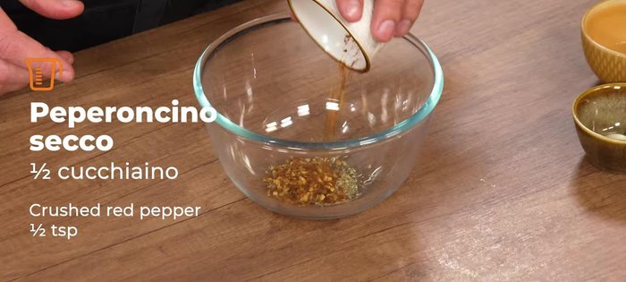 Preparazione della salsa chimichurri: Unire origano secco, peperoncino secco (la quantità dipende dai gusti), prezzemolo fresco tritato, aglio schiacciato, sale, pepe, succo di limone, olio extravergine di oliva e aceto di vino rosso. Mescolare e lasciare riposare per 30 minuti.