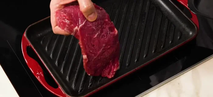 Cottura del controfiletto: Condire il controfiletto con un filo d'olio su entrambi i lati. Cuocere sulla griglia rovente (ideale la ghisa) per circa 5 minuti per lato per una cottura media. Adattare i tempi di cottura in base alla preferenza (meno per cottura al sangue, di più per cottura ben cotta).