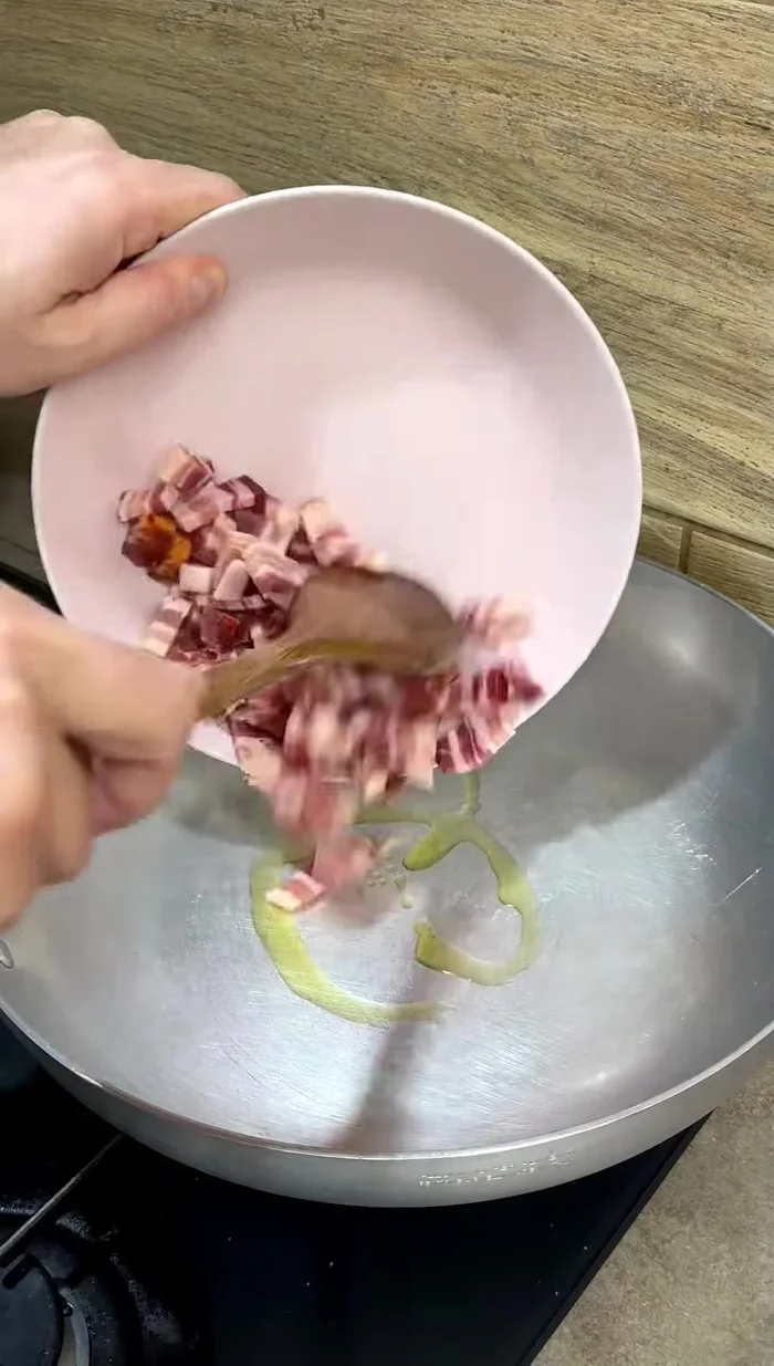 In una padella, aggiungere un goccio d'olio e far rosolare la pancetta.