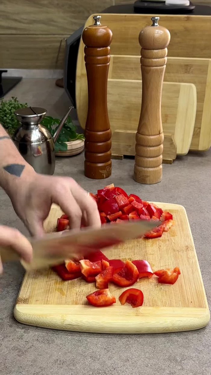 Tagliare grossolanamente il peperone, la cipolla e una patata.