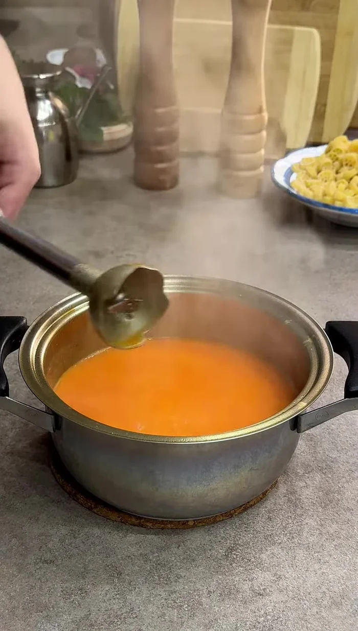 Cuocere la pasta in acqua salata.