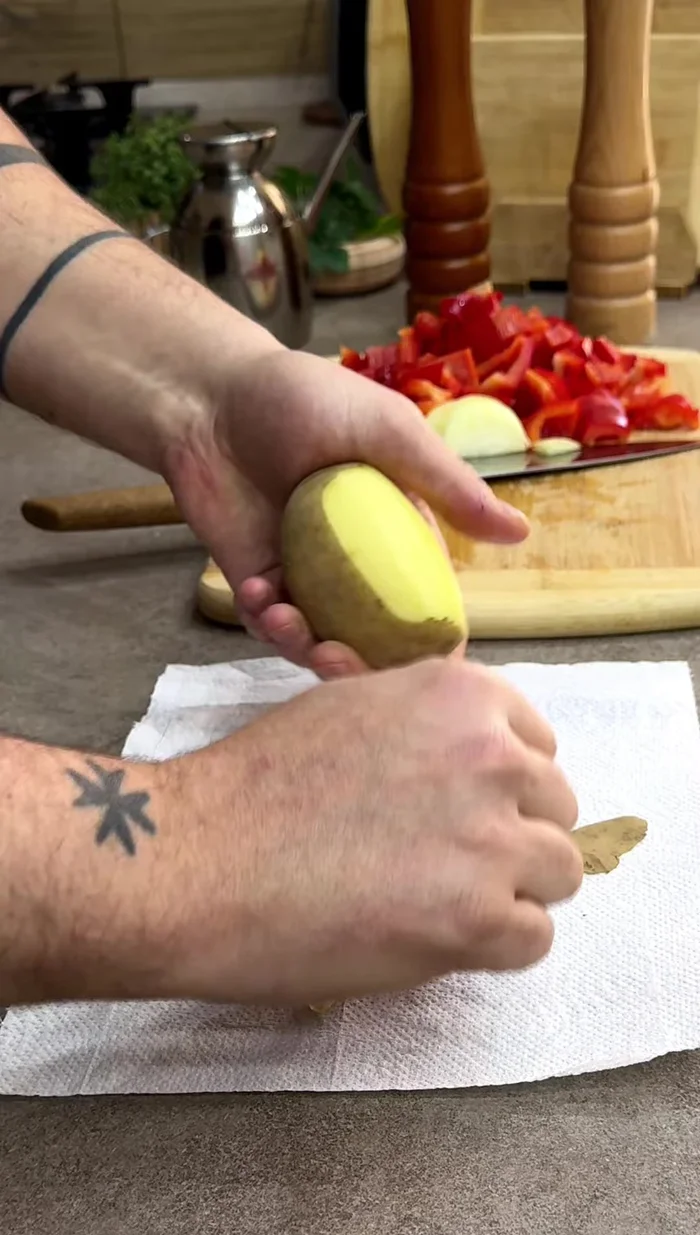 Sbucciare la patata usando un pelapatate (se preferito).