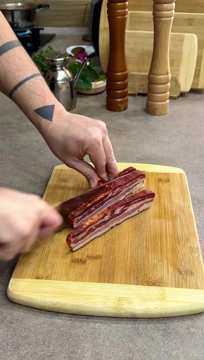 Nel frattempo, tagliare la pancetta a pezzetti sottili.