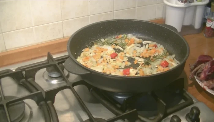 Rosolare leggermente sedano, cipolla, carota, peperoncino, aglio, rosmarino e alloro in una padella con burro e olio.
