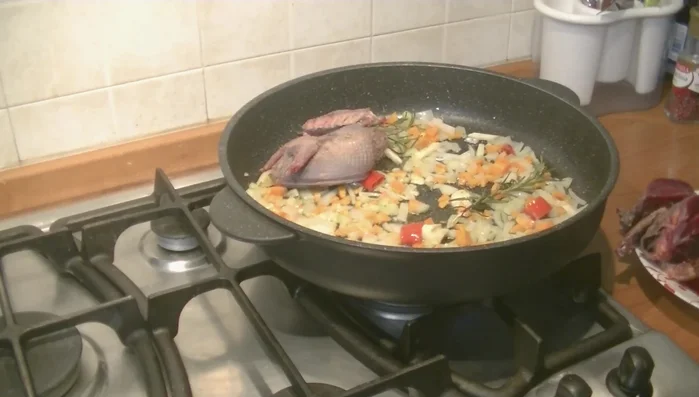 Aggiungere i colombacci (tagliati a metà o in quarti) e farli rosolare su entrambi i lati.