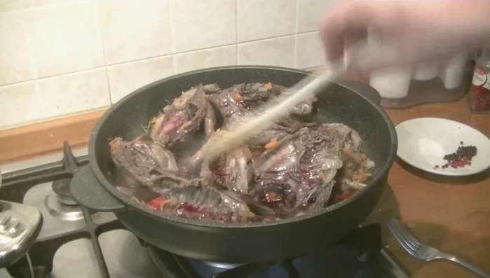 Cuocere a fuoco basso per almeno un'ora.