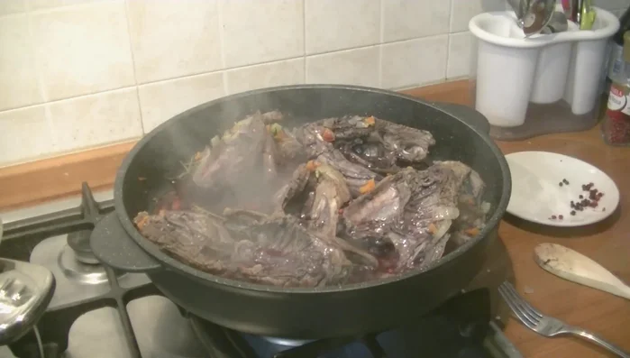 Aggiungere sale, pepe nero e rosa.