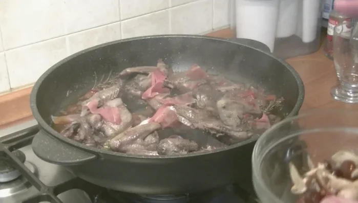 Aggiungere i funghi chiodini.